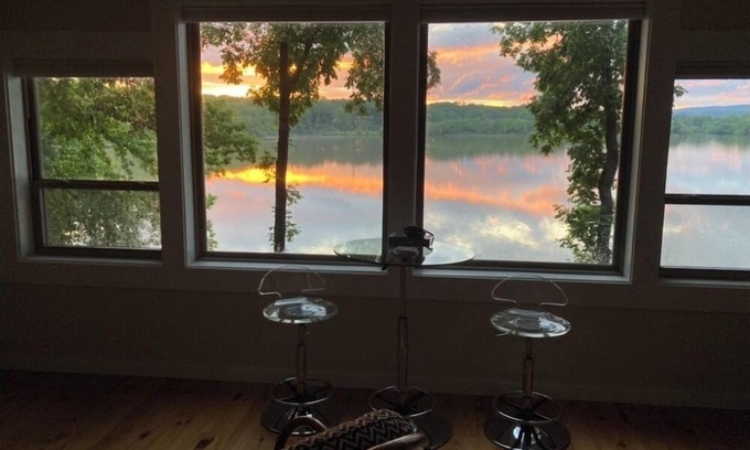 Jones Mills Cottage | Secluded getaway on Lake Catherine, minutes from town - birds, fishing, & kayaks