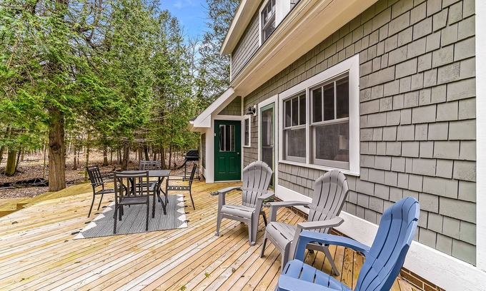 Arcadia House | Secluded home w/private grill, gas fireplace, full kitchen, and free WiFi