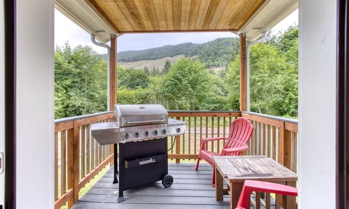 Nehalem House | Secluded Hot Tub Retreat on 14 Acres Near Beaches