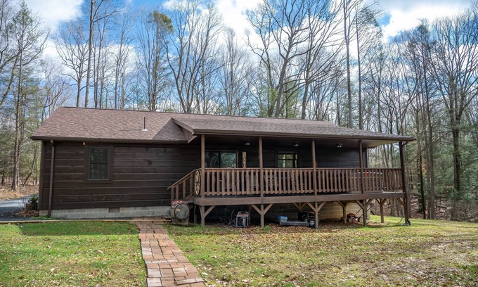 Mt Lookout House | Secluded-Hot Tub-Fire Pit-Fiber internet-Near the Gorge & Parks-Pet Friendly
