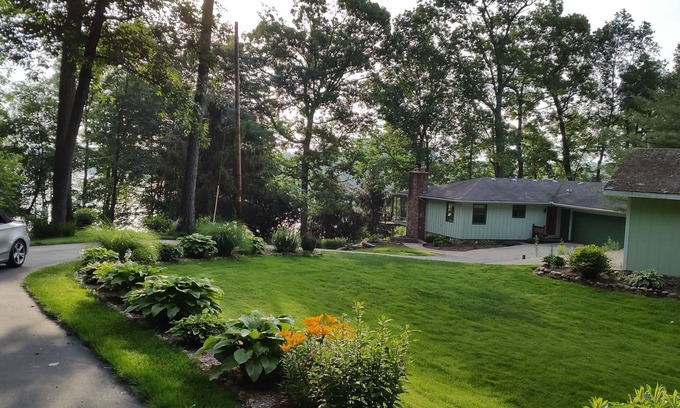 Dowling House | Secluded Lake Retreat