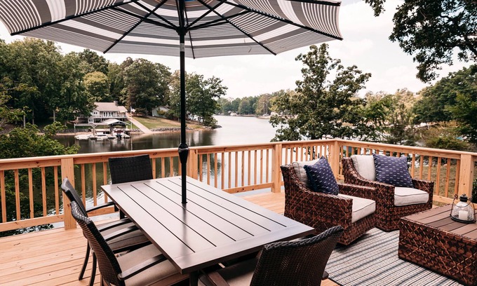 Bowling Green House | Secluded lakefront cottage on Lake Wylie in Charlotte, NC