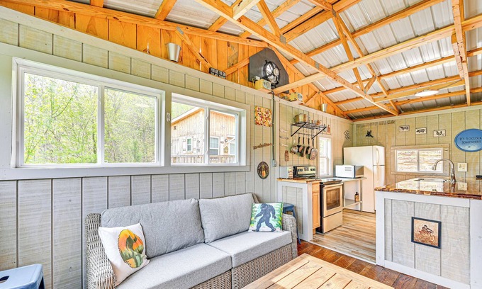 Livingston Cabin | Secluded on 10 Acres: Livingston Getaway w/Sauna!