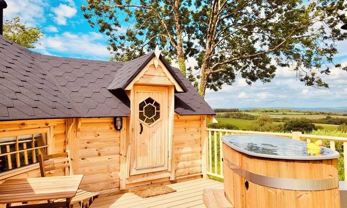 High Bickington Cabin | Secluded Romantic Cabin with Stunning Exmoor Views and Private Hot Tub