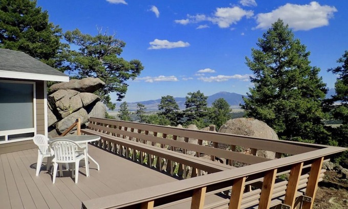 Whitehall House | Secluded-Romantic-Hot Tub-Mountain Top Retreat-Solar Grid-Tie