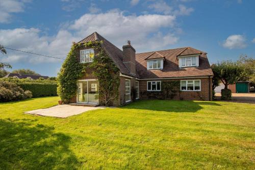 Birdham House | Secluded rural retreat close to beach - sleeps 12