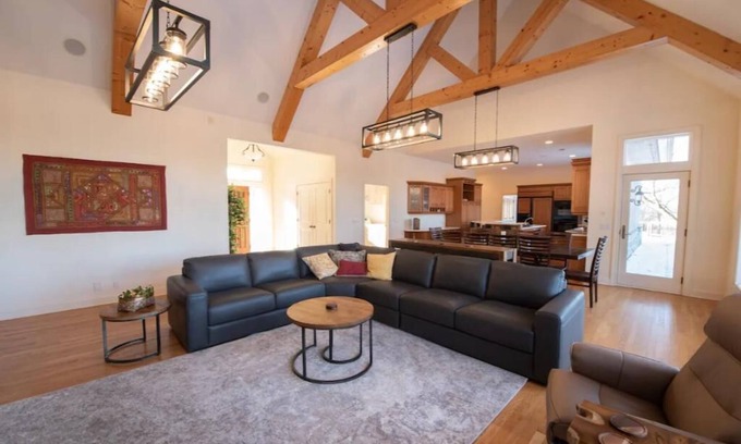 Blaine House | Secluded Spa-cious Retreat 11+3