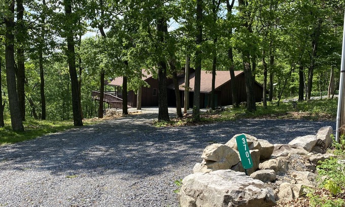 James Creek Cabin | Secluded/Spacious Cabin with 5 BR, 5 min to resort