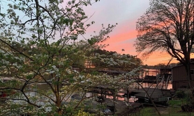 Mid America Cottage | “Seclusion” - Swim-Boat Dock, Hot Tub, Fire Pit, Kayaks for rent on property
