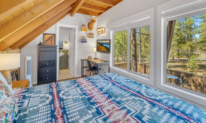 Sunriver House | Secret gem AC, Hot tub, family, great location, bikes, outdoor seating