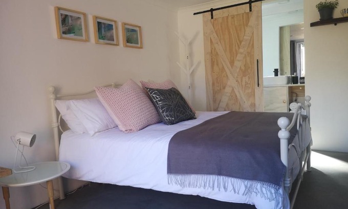 Walmer House | Secure, Private, Queen Room Close to Airport