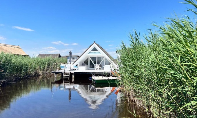 Rust Ski Chalet | Seehütte Neusiedlersee - Strandhaus, Elektroboot inklusive