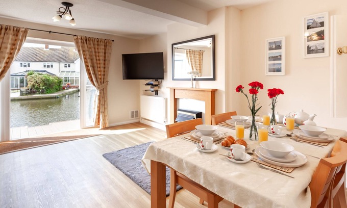 Hoveton Cottage | Self Catering 2 Bedroom Kingfisher Lure in Wroxham, Norfolk, Norfolk Broads, Eng