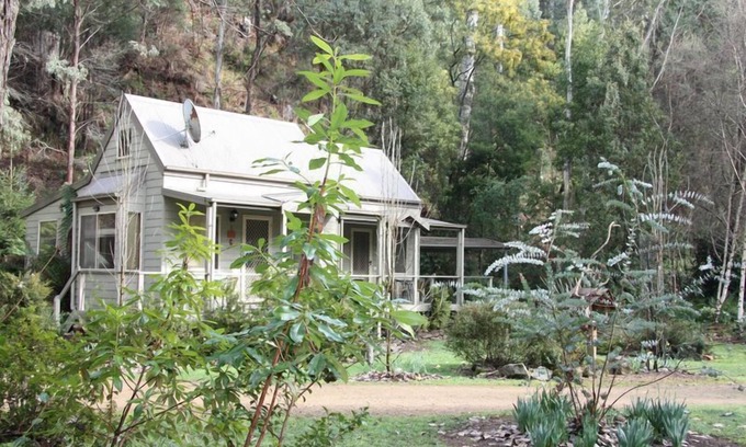 Harrietville Cottage | Self contained cottage in 8 acres of amazing gardens adjoining the Ovens River