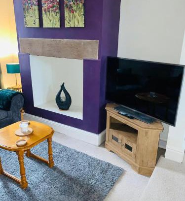 Giltbrook House | Selston House, 3 bedroom cosy cottage Home for up to 6 Guests, Cul-de-sac on Private road