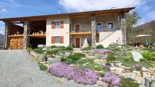 Paesana Apartment | SEMI AL VENTO: la bio-casa nel giardino incantato!