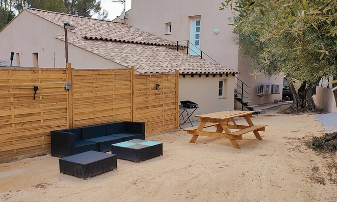 Le Beausset Apartment | Semi-detached house on 2 levels, 85m², quiet location with garden and air-conditioning. Sleeps 6.