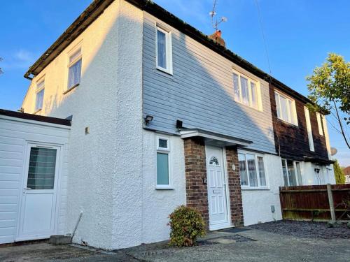 Rushmoor District Villa | Semi Detached House in Aldershot