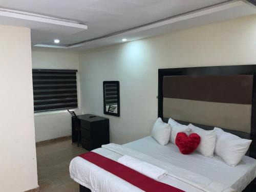 Ojodu Hotel | Senators Suites and Towers Hotel