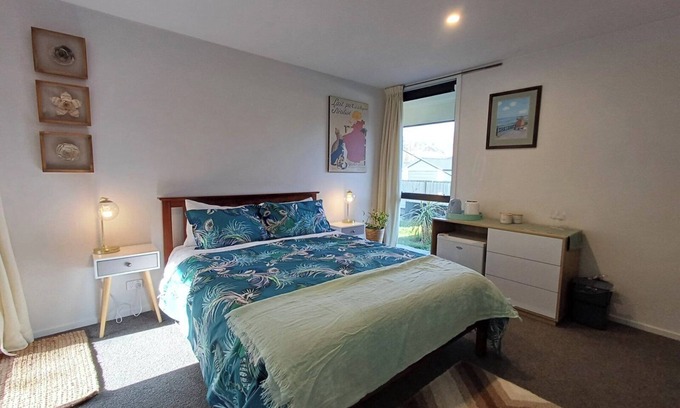Lowburn House | Separate access bedroom + ensuite in Pisa Moorings 300m from lake/Dunstan Trail