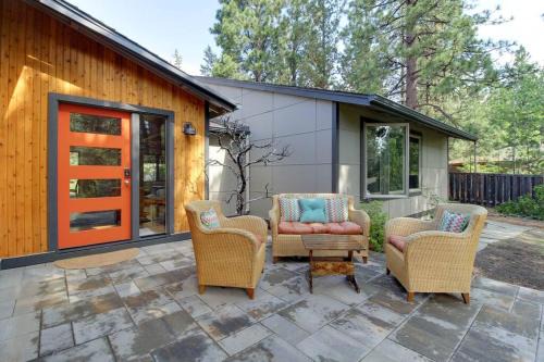 Bend House | Serendipitous-AC, Hot Tub, Big Fenced Yard, 2 Master Suites,