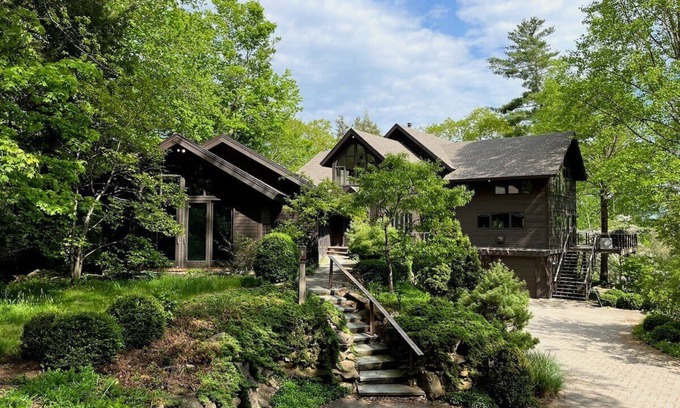 Egremont House | Serene 5-BR Retreat 9-Min to Catamount
