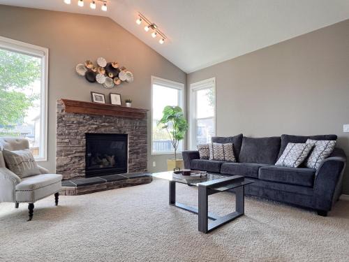 Kincora Villa | Serene and Secure Home Sweet Home with Office, 15 min to Airport, 20 min to Downtown, 90 min to Banff