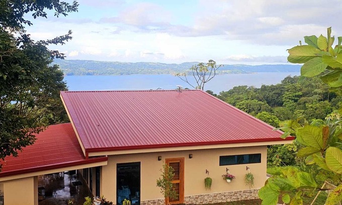 Nuevo Arenal House | Serene bird watching paradise!