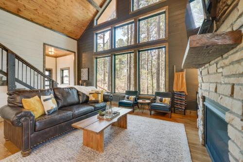 Broken Bow House | Serene Broken Bow Cabin with Hot Tub and Fire Pit!