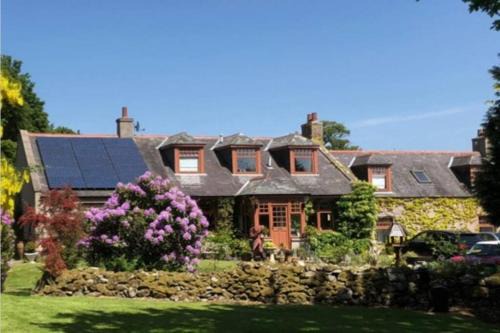 Stonehaven House | Serene Countryside Home with Manicured Gardens