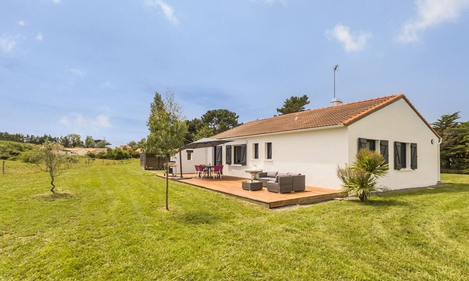 Les Moutiers-en-Retz Cottage | Serene Home Near Natural Beach, Terraces, Garden, and Modern Amenities