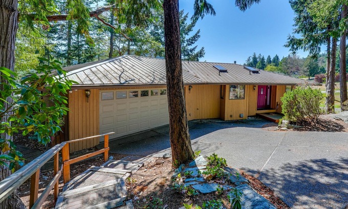 La Conner House | Serene La Conner Retreat w/Fireplace & Deck!
