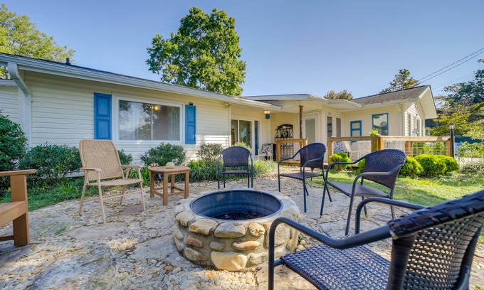 Lake Junaluska Apartment | Serene Lake Junaluska Gem: Deck & Mountain Views