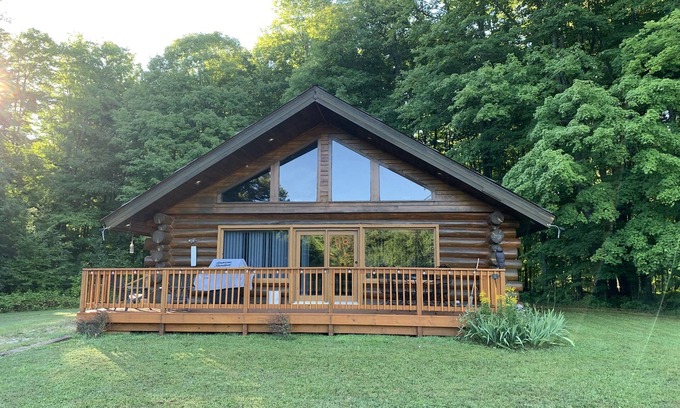 Bruce Crossing Cabin | Serene Log Cabin Getaway! Close to Hiking, Snowmobile And Four Wheeler Trails.