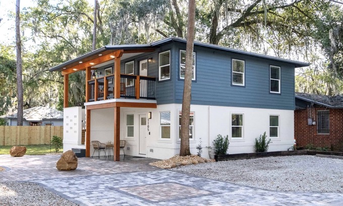 Gainesville Condo | Serene Place - Walk to UF - Free Parking
