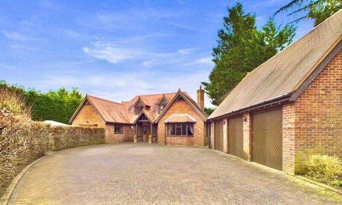 Matchams House | Serene Retreat - Hot Tub - Pool Table - Near New Forest and Beach - Sleeps 12