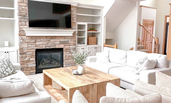 Hugo House | Serene Suburban Retreat with Hot Tub next to the Super Rink, 3M Open and USA Cup