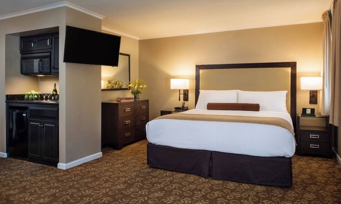 Barron Park Hotel | Serene Unit with Heated Pool, Free Parking & Breakfast Near Stanford
