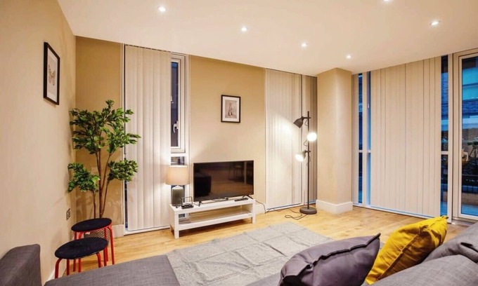Whitechapel Apartment | Serene Urban Retreat in London
