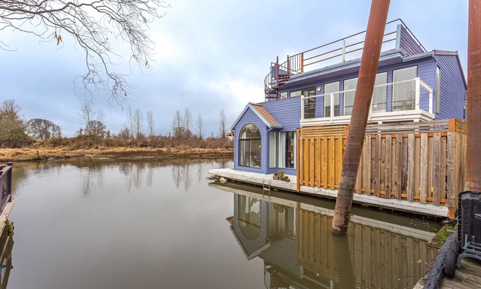 Felida House | Serenity Floating Home
