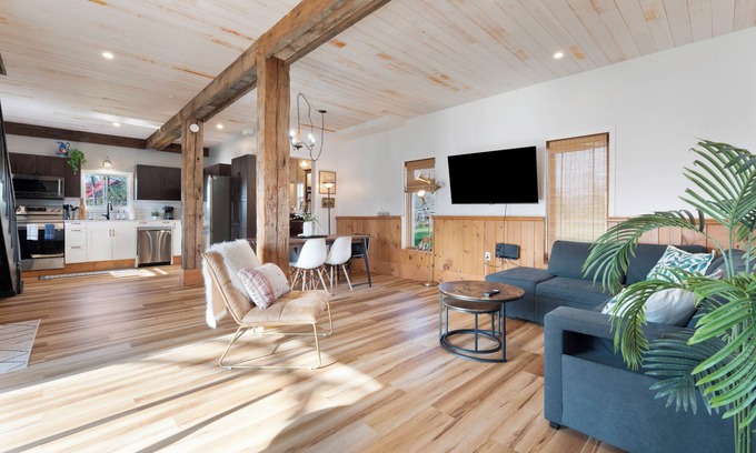 Marmora Cottage | Serenity on Crowe River- escape to tranquility in beautiful cottage with hot tub