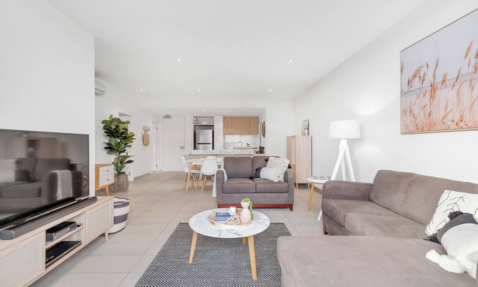 Mornington Apartment | Set right in the heart of Main Street Mornington and short stroll to the beach!
