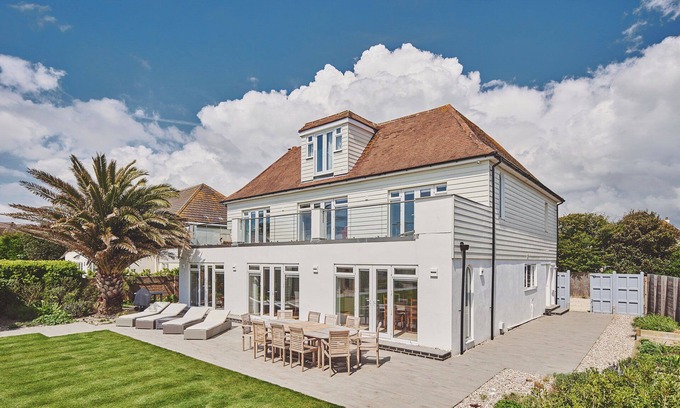 Middleton-on-Sea House | Set right on the shoreline of England’s stunning South Coast, Ocean Edge House is a five-bedroom luxury beachfront retreat designed for unforgettable holidays.