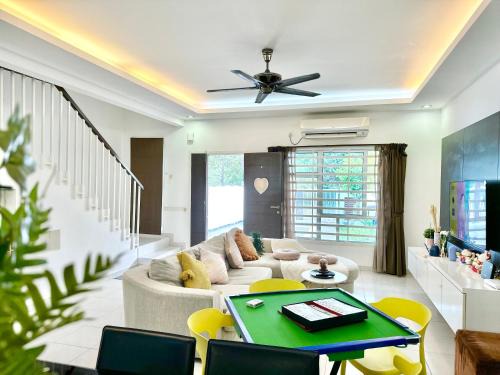 Setia Tropika House | Setia Tropika Serenity: 4Bedroom Landed 12-16pax