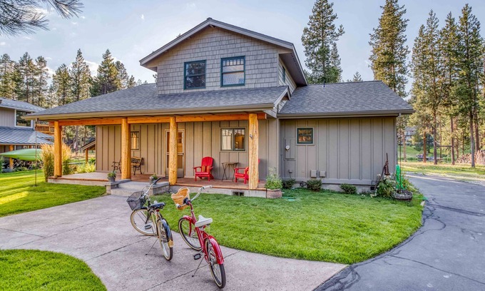 Oregon Water Wonderland Cabin | Settle Inn and relax by the riverfront at this Pet Friendly, Hot Tub Home.