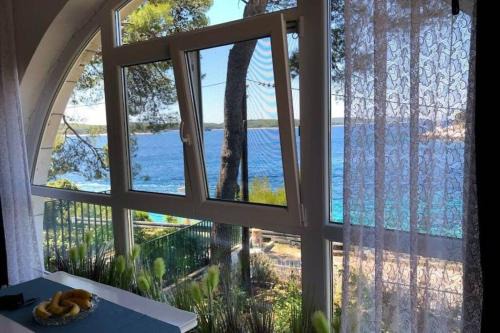 Krizni rat Apartment | Shabby chic beach cottage Hvar