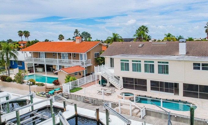 Gulf Harbors House | Shabby Chic Waterfront living space, minutes to Gulf of Mexico