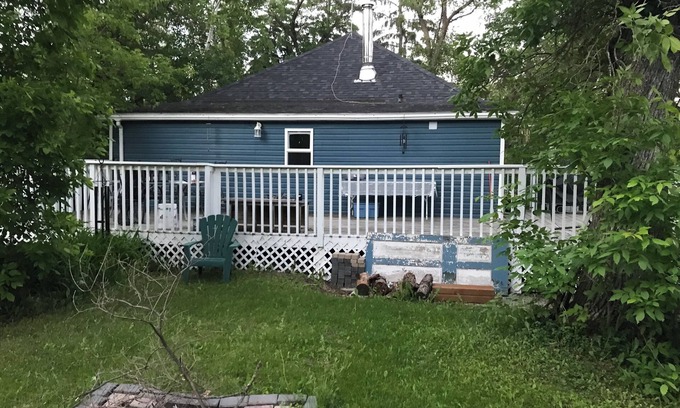 Winnipeg Beach Cabin | Shades pines cozy cottage