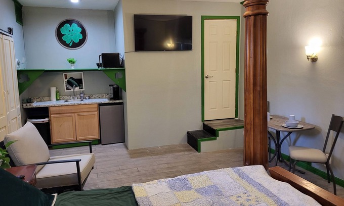 Hobbs Apartment | Shamrock Room