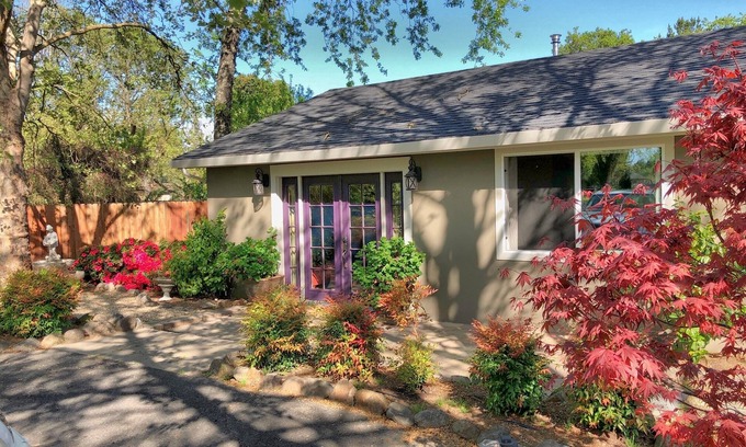Sonoma Cottage | Shandon Oaks. Private 1-Bedroom Garden Cottage on Sonoma's East side.